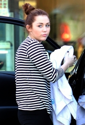  - x Leaves a cafe in Toluca Lake - 8th March 2011