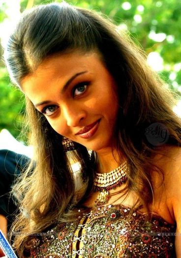 22027767_VFQWHGBVY - Aishwarya Rai