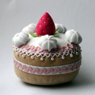 Strawberry_cake_plush_by_BabyLondonStar - sanda