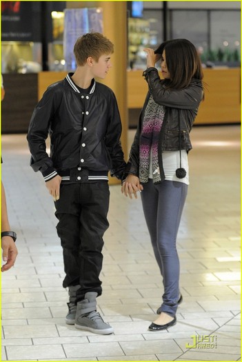 selenagomezjustinbieberbirthday02 - Selena-Gomez