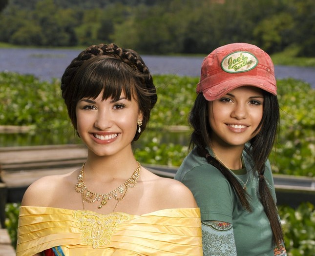 demi-lovato-and-selena-gomez-selena-gomez-9324290-1298-1056