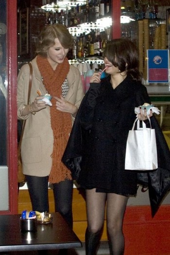 selena-taylor-londra-4-533x800 - selena gomez si taylor swift prietene in londra