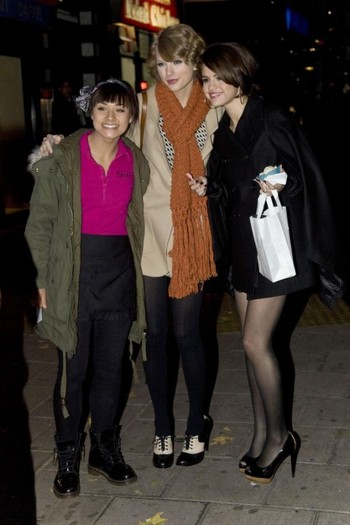 selena-taylor-londra-8-533x800 - selena gomez si taylor swift prietene in londra