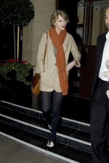 selena-taylor-londra-14-533x800 - selena gomez si taylor swift prietene in londra