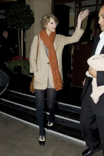 selena-taylor-londra-15-533x800 - selena gomez si taylor swift prietene in londra