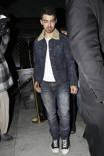 Joe+Jonas+Joe+Jonas+Leaves+Trousdale+4KveeZOoC9vl - Joe Jonas Leaves Trousdale