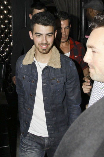 Joe+Jonas+Joe+Jonas+Leaves+Trousdale+GpbSwQLOCSll - Joe Jonas Leaves Trousdale