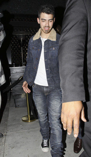 Joe+Jonas+Joe+Jonas+Leaves+Trousdale+vLa4OkpR8Wjl - Joe Jonas Leaves Trousdale