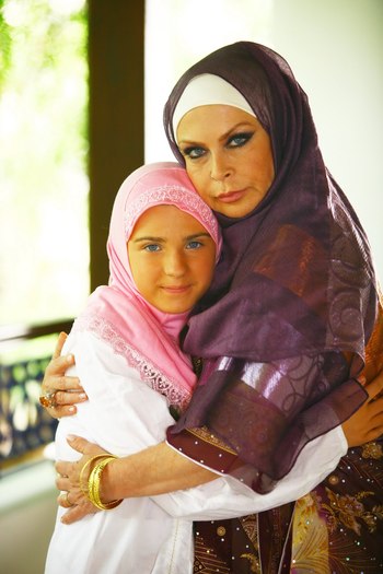 Rania si Noor; Dana Dembinski este Rania, a doua sotie a emirului, originara din Norvegia, incearca sa-si educe cop
