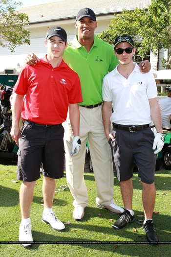Nick-Kevin-Jonas-Golfing-Guys-nick-jonas-19767695-1666-2500 - Kevin and Nick Jonas G G -Golfing GuyZ