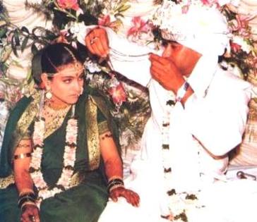 Kajol_and_Ajay_Devgan_wedding_pictures_(2) - Kajol Mukherjee Wedding