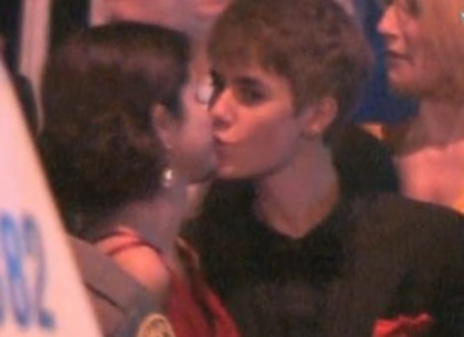 Justin_Bieber_Selena_Gomez_kiss - justin bieber