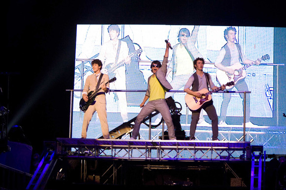 jonas-brothers-the-3d-concert-experience-798143l-imagine