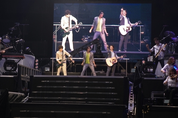 jonas-brothers-the-3d-concert-experience-813871l-imagine