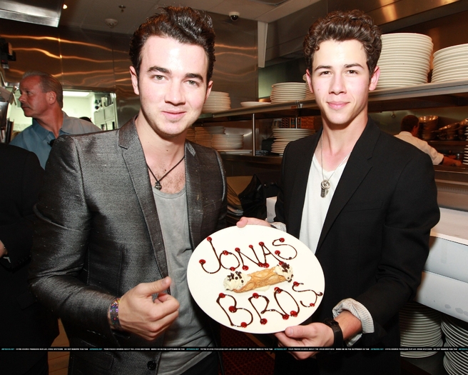 Nick-and-Kevin-Jonas-2011-nick-jonas-19743476-2500-2000 - With Kevin 2011 Fomistilor