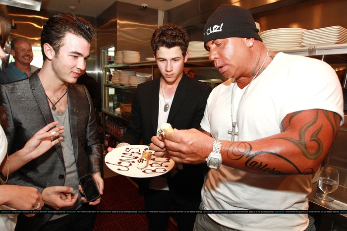 Nick-and-Kevin-Jonas-2011-nick-jonas-19743535-2500-1666 - With Kevin 2011 Fomistilor