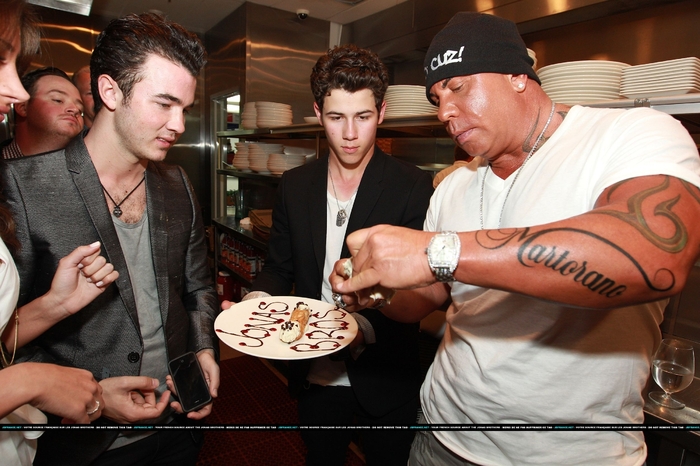 Nick-and-Kevin-Jonas-2011-nick-jonas-19743543-2500-1666