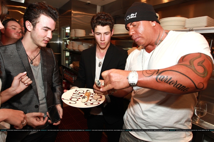 Nick-and-Kevin-Jonas-2011-nick-jonas-19743552-2500-1666 - With Kevin 2011 Fomistilor