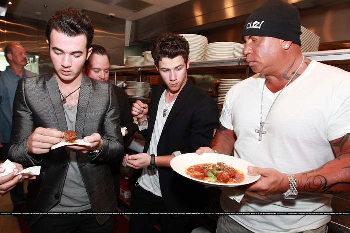 Nick-and-Kevin-Jonas-2011-nick-jonas-19743612-2500-1666