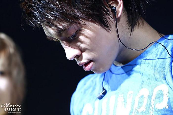 Jonghyun-at-SHINee-The-1st-Concert-in-Korea-110102-shinee-18222062-1448-965