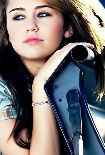 168744_175050495867064_129877630384351_386748_7018459_n - Poze personale cu Miley de pe Facebook-ul ei