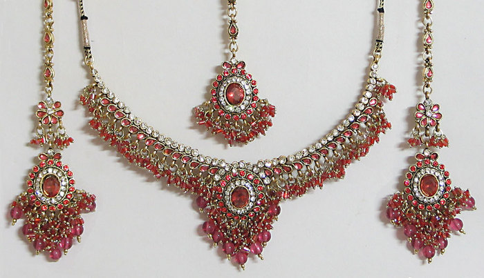 gorgeous-stone-studded-necklace-with-earrings-and-AK03_l - Bijuterii indiene