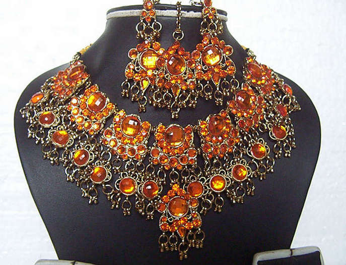 Indian-orange-and-yellow-kundan-jewelry-set-with-maang-tikka-6 - Bijuterii indiene