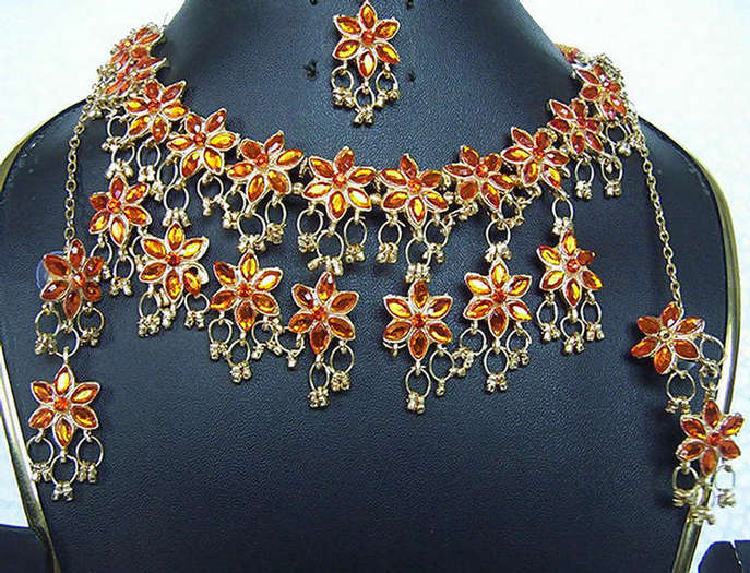 Indian-orange-and-yellow-kundan-jewelry-set-with-maang-tikka-13 - Bijuterii indiene