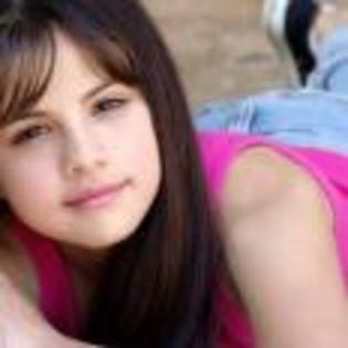 Selena_Gomez_1252601290_4 - 000000_O intrebare_0000000