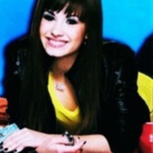31284791_XBZNFIWDI - glitter demi lovato