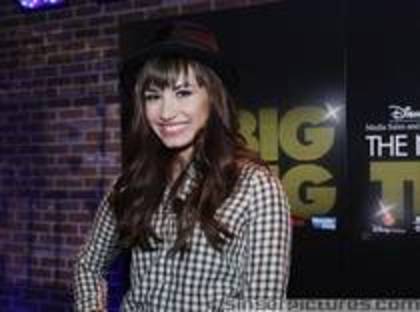 CPGOGBDBMNOKVPBKYHK - glitter demi lovato