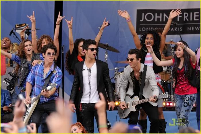 camp-rock-2-rumsey-nyc-gma-15 - Camp Rock 2 Cast at GMA Pics