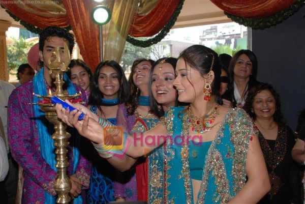 normal_Parul Chauhan, Sara Khan at the Inauguration of Star Parivaar Asia Wedding Fair in J W Mariot - Parul Chauhan