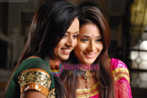 normal_Sara Khan, Parul Chauhan on the sets of Bidaai on 26th March 2010 (3)