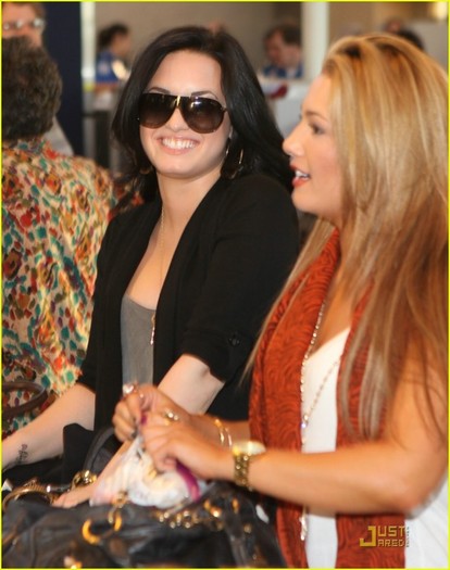 demilovatogoodbyela04 - Flawless Demi Leaving Lala Land