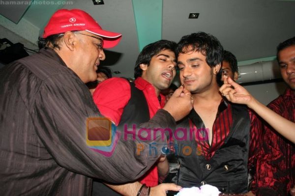 normal_Alok Nath at Angad Hasija Bday Party in Poptates on May 30th 2008(5) - Alok Nath