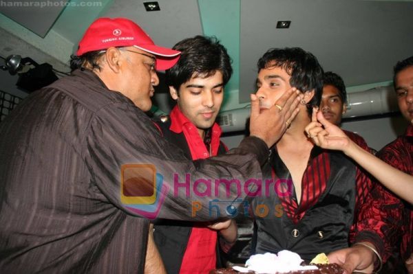 normal_Alok Nath at Angad Hasija Bday Party in Poptates on May 30th 2008(33) - Alok Nath