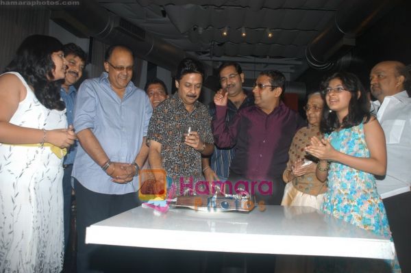 normal_Alok Nath at musician milind_s birthday bash in Tunga Regale, Mumbai on 31st May 2009 (3) - Alok Nath