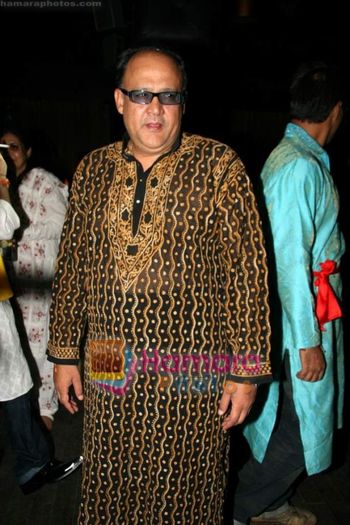 normal_Alok Nath at Sara Khan_s birthday bash in Club Escape on 5th Aug 2009 (5)