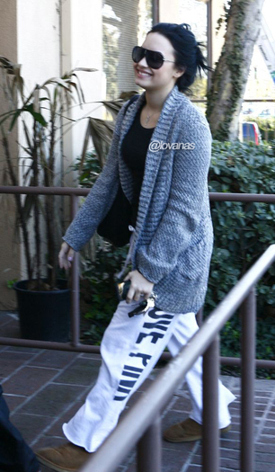 234933648 - Demi arrives to ANJ eating disorder center