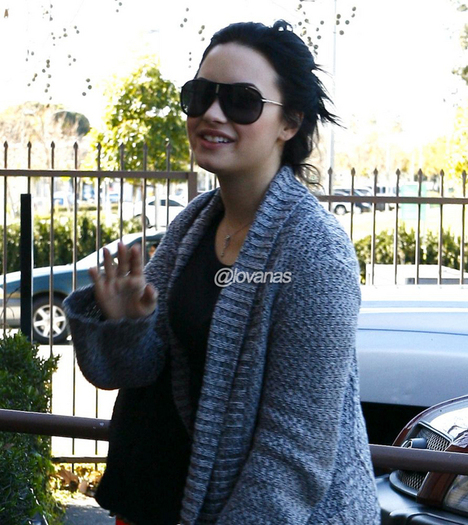 2349297653be905b3f1ddd4 - Demi arrives to ANJ eating disorder center