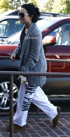 23493431298bd783abd2e3e - Demi arrives to ANJ eating disorder center