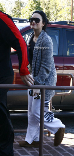 FXme7 - Demi arrives to ANJ eating disorder center