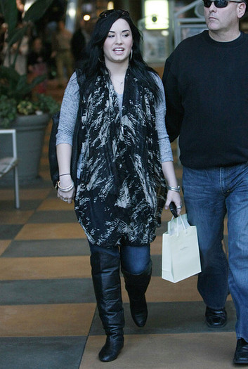 JqX9L - Demi out shopping march