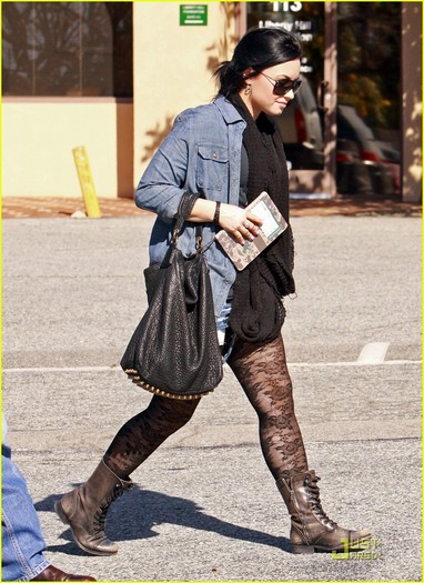 kqa7S - Demi out shopping march