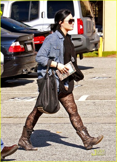 popFY - Demi out shopping march