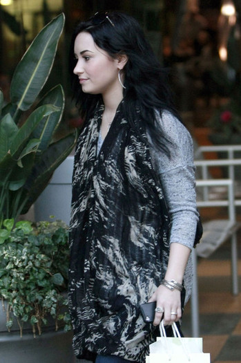 QL23y - Demi out shopping march