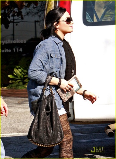 qTTmb - Demi out shopping march