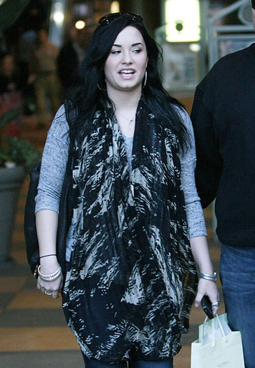 xEHkJ - Demi out shopping march