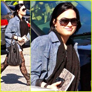 xWGW2 - Demi out shopping march